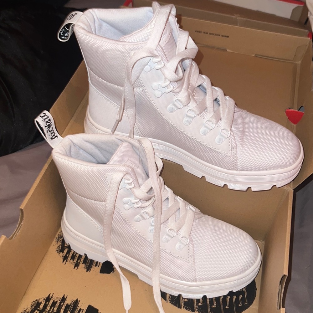 ALL WHITE DR MARTENS